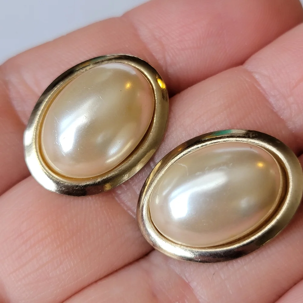 Vintage Faux Pearl Gold Tone Oval Post Earring